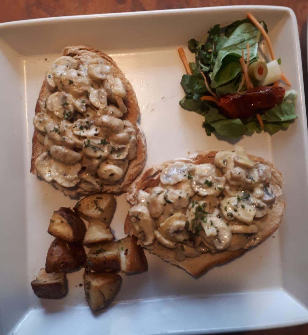 Creamy mushrooms on toast